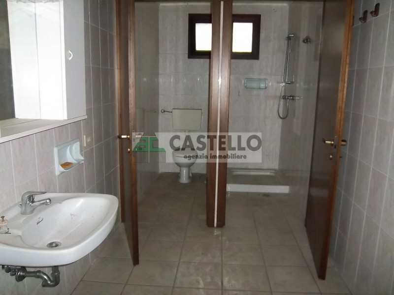 Cadoneghe in zona artigianale/residenziale proponiamo capannone commerciale di circa 400mq, con 4...