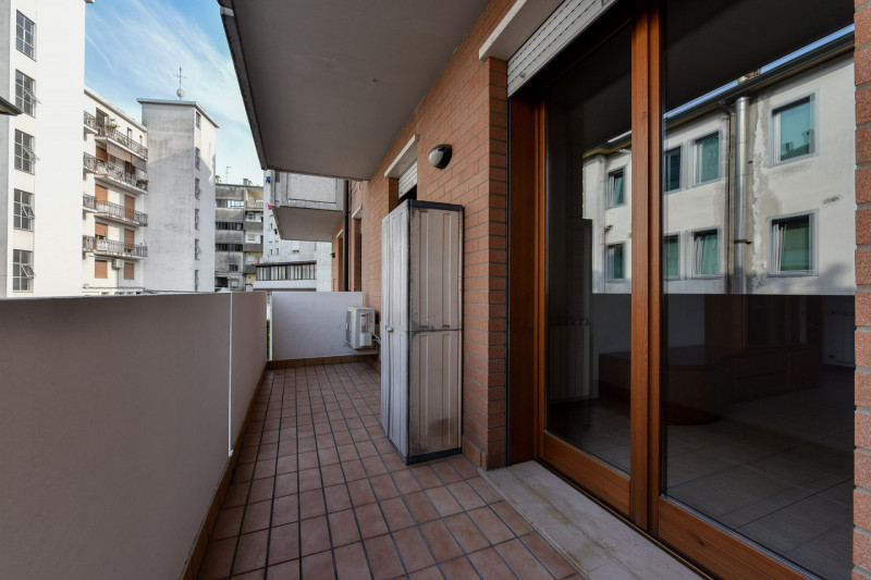 Proponiamo in centro a Strà / Noventa Padovana Oltrebrenta, appartamento, completamente arredato,...