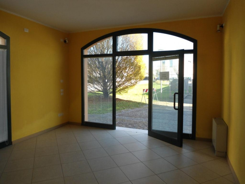 FOSSONA DI CERVARESE S. CROCE (PD) NEGOZIO di mq. 45, composto da unico locale con anti bagno, e ...