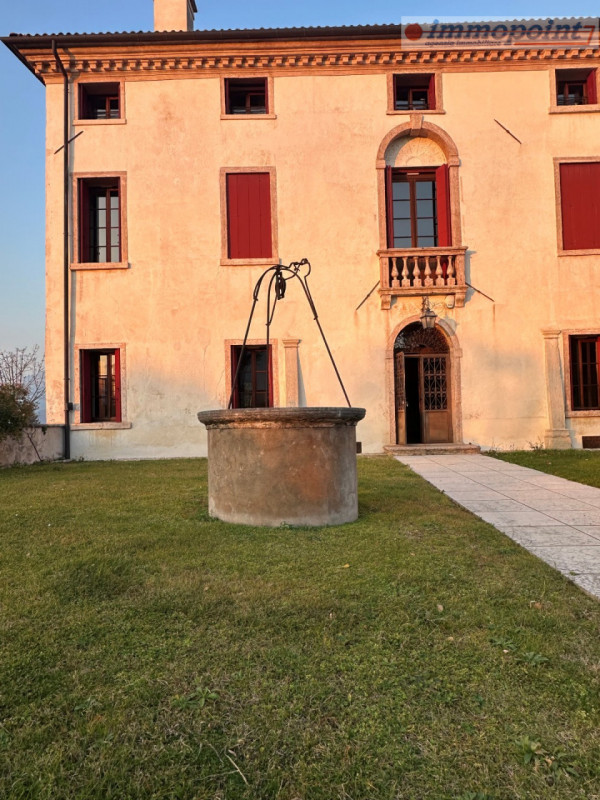 Nel cuore di Bassano del Grappa, proponiamo in locazione una splendida porzione di abitazione ins...