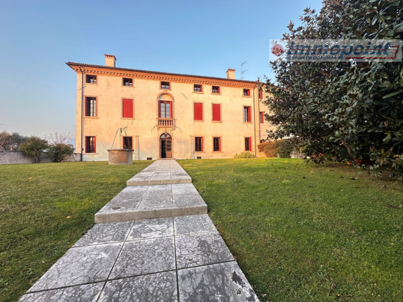 Nel cuore di Bassano del Grappa, proponiamo in locazione una splendida porzione di abitazione ins...