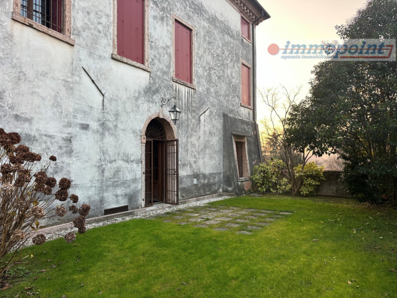 Nel cuore di Bassano del Grappa, proponiamo in locazione una splendida porzione di abitazione ins...