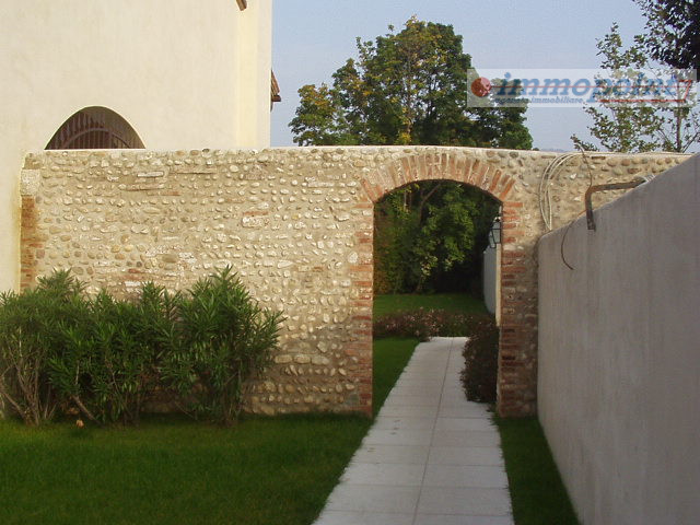 Nel cuore di Bassano del Grappa, proponiamo in locazione una splendida porzione di abitazione ins...
