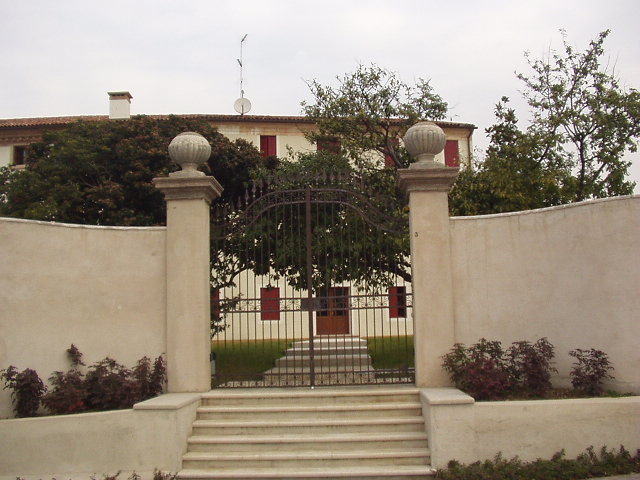 Nel cuore di Bassano del Grappa, proponiamo in locazione una splendida porzione di abitazione ins...