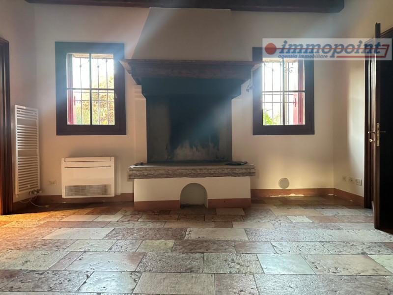 Nel cuore di Bassano del Grappa, proponiamo in locazione una splendida porzione di abitazione ins...