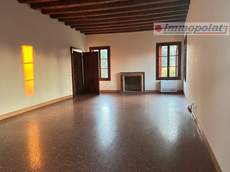 Nel cuore di Bassano del Grappa, proponiamo in locazione una splendida porzione di abitazione ins...