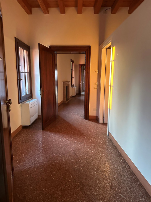 Nel cuore di Bassano del Grappa, proponiamo in locazione una splendida porzione di abitazione ins...