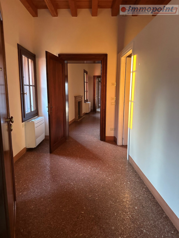 Nel cuore di Bassano del Grappa, proponiamo in locazione una splendida porzione di abitazione ins...