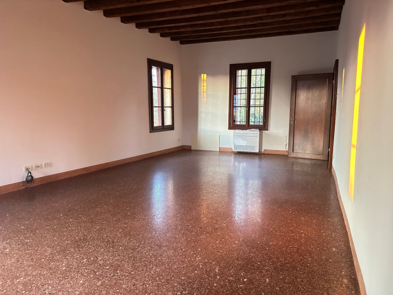 Nel cuore di Bassano del Grappa, proponiamo in locazione una splendida porzione di abitazione ins...