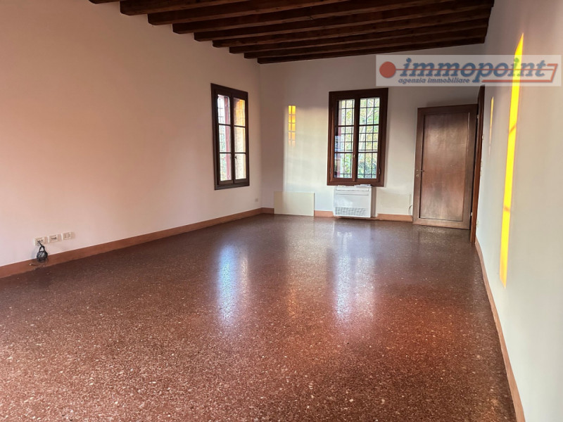 Nel cuore di Bassano del Grappa, proponiamo in locazione una splendida porzione di abitazione ins...