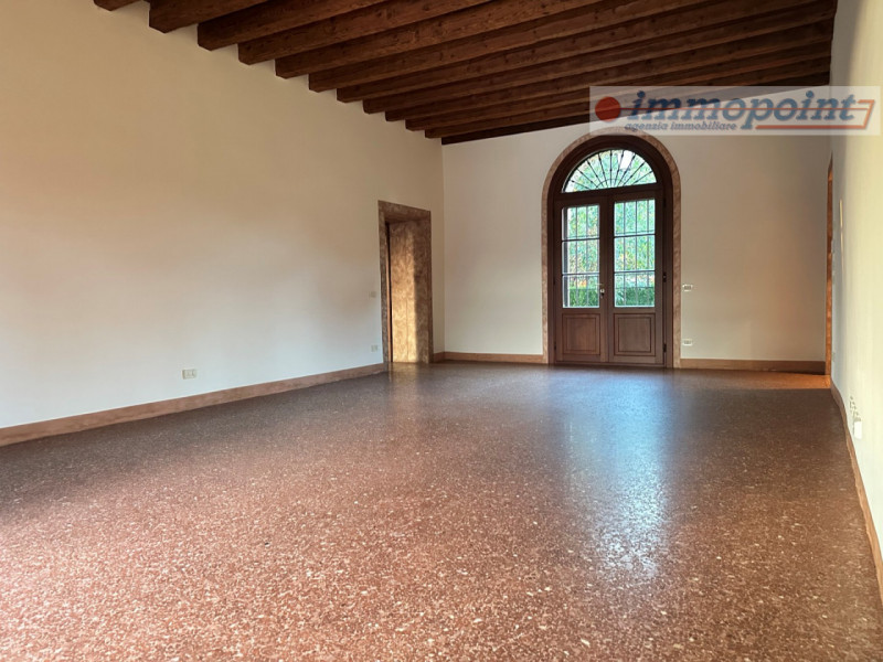 Nel cuore di Bassano del Grappa, proponiamo in locazione una splendida porzione di abitazione ins...