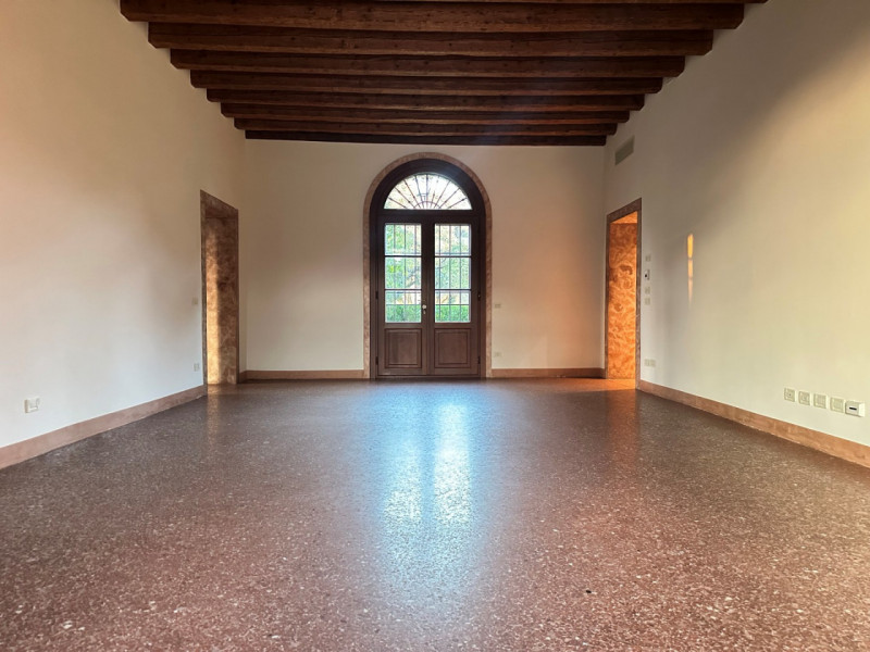 Nel cuore di Bassano del Grappa, proponiamo in locazione una splendida porzione di abitazione ins...