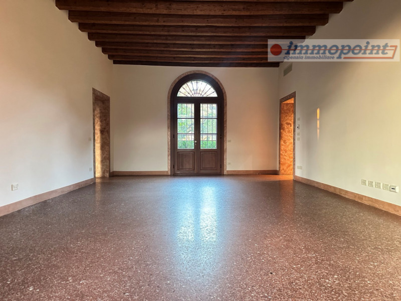 Nel cuore di Bassano del Grappa, proponiamo in locazione una splendida porzione di abitazione ins...