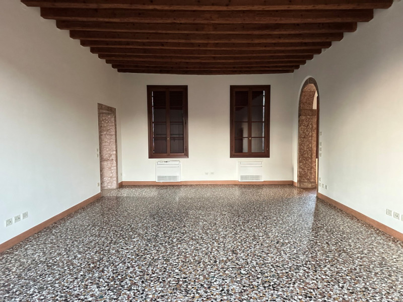 Nel cuore di Bassano del Grappa, proponiamo in locazione una splendida porzione di abitazione ins...