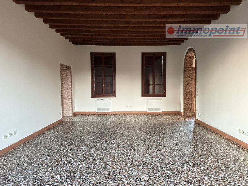 Nel cuore di Bassano del Grappa, proponiamo in locazione una splendida porzione di abitazione ins...