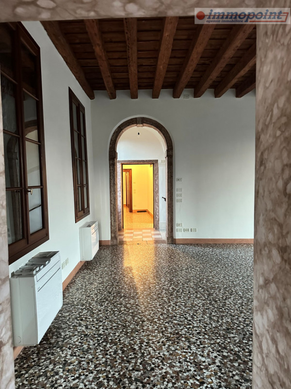 Nel cuore di Bassano del Grappa, proponiamo in locazione una splendida porzione di abitazione ins...