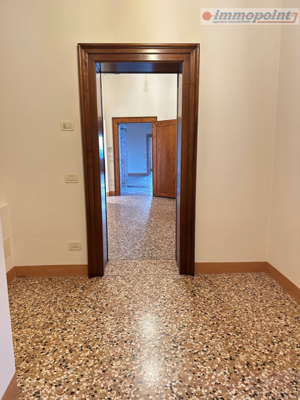 Nel cuore di Bassano del Grappa, proponiamo in locazione una splendida porzione di abitazione ins...