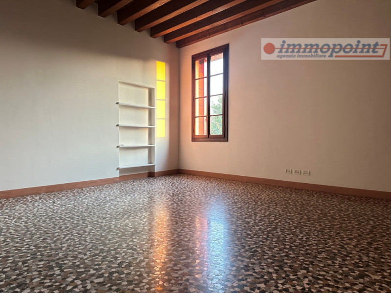 Nel cuore di Bassano del Grappa, proponiamo in locazione una splendida porzione di abitazione ins...