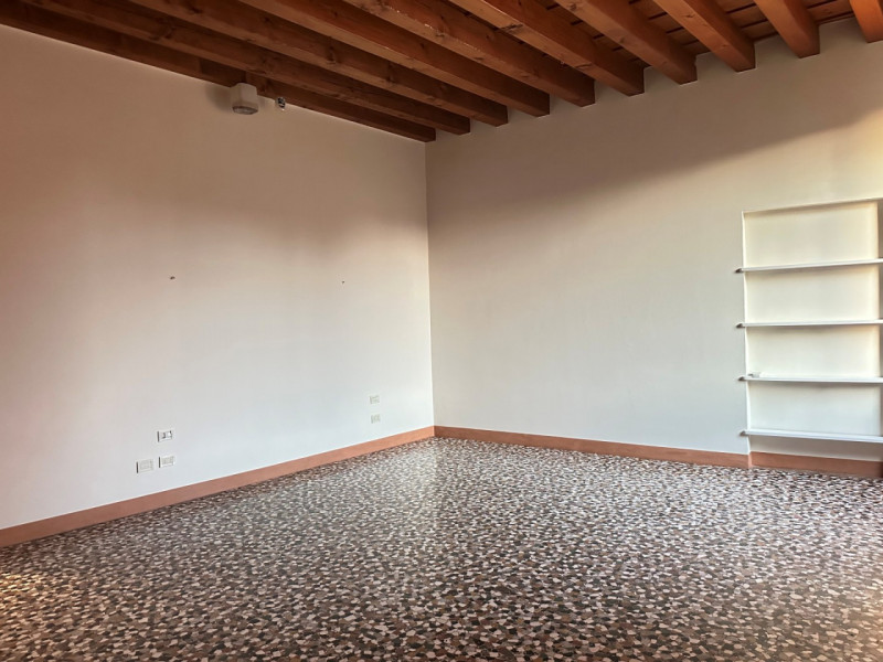 Nel cuore di Bassano del Grappa, proponiamo in locazione una splendida porzione di abitazione ins...