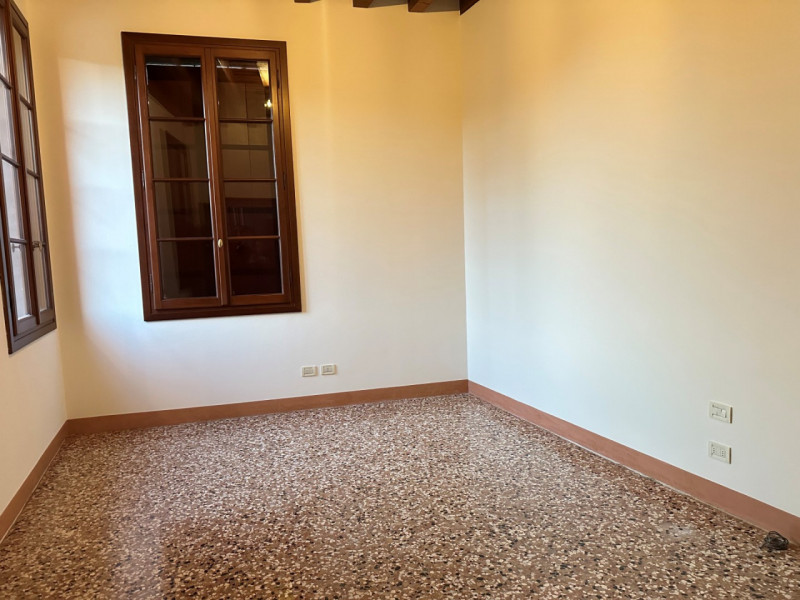 Nel cuore di Bassano del Grappa, proponiamo in locazione una splendida porzione di abitazione ins...