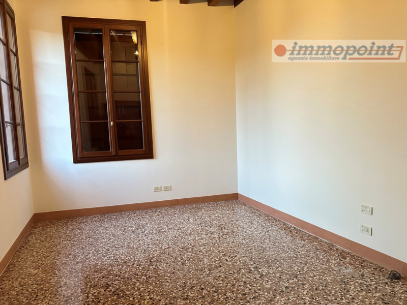 Nel cuore di Bassano del Grappa, proponiamo in locazione una splendida porzione di abitazione ins...