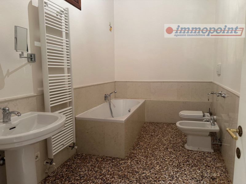 Nel cuore di Bassano del Grappa, proponiamo in locazione una splendida porzione di abitazione ins...