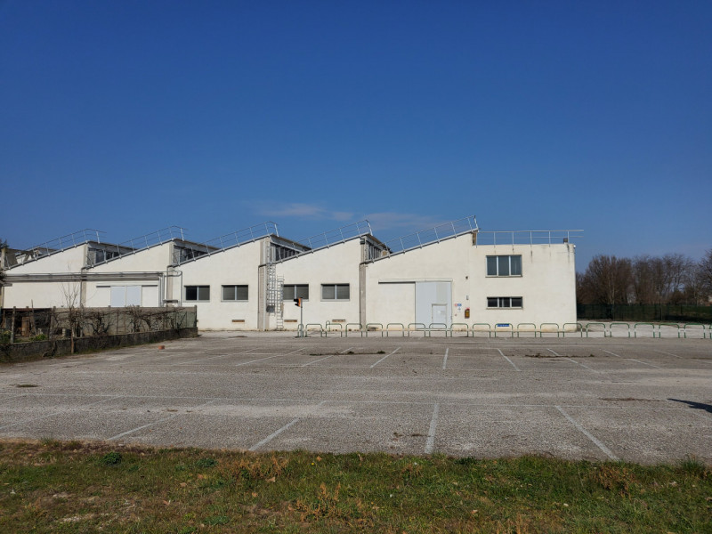 In vendita a Pernumia (PD) un capannone industriale di circa 5.600 mq, composto da una zona magaz...