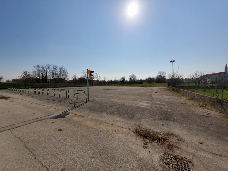 In vendita a Pernumia (PD) un capannone industriale di circa 5.600 mq, composto da una zona magaz...