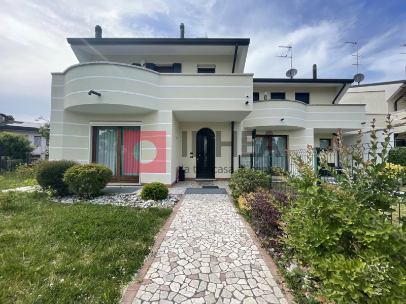 SILEA: LANZAGO

Nel cuore della tranquilla e ricercata zona residenziale di Lanzago proponiamo in...