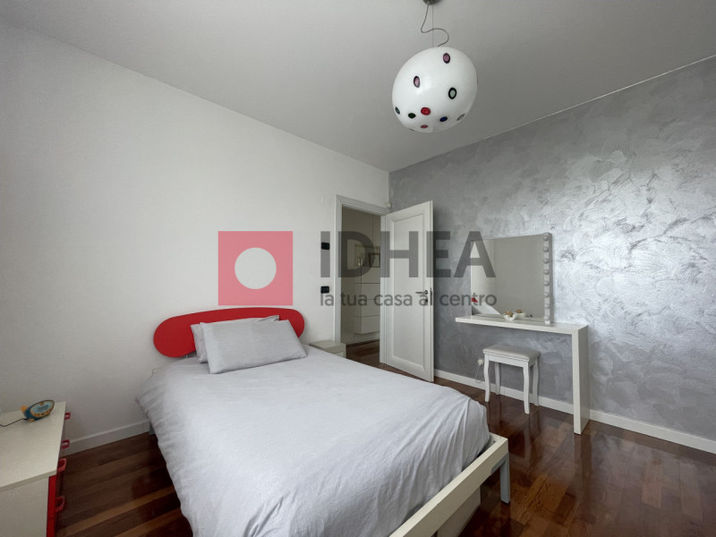 SILEA: LANZAGO

Nel cuore della tranquilla e ricercata zona residenziale di Lanzago proponiamo in...