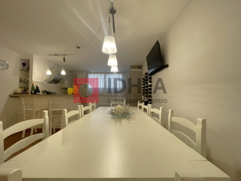 SILEA: LANZAGO

Nel cuore della tranquilla e ricercata zona residenziale di Lanzago proponiamo in...