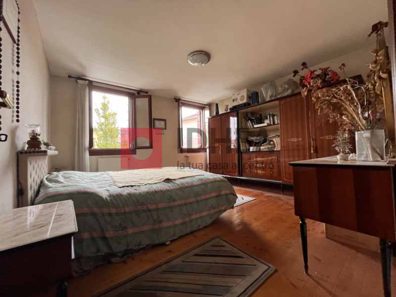 In posizione centralissima a Lanzago, nel comune di Silea, proponiamo in vendita una casa singola...