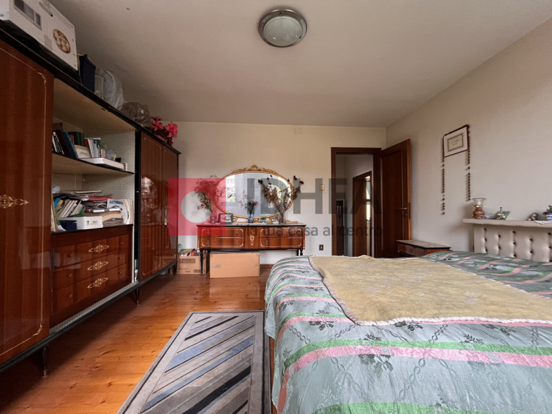 In posizione centralissima a Lanzago, nel comune di Silea, proponiamo in vendita una casa singola...