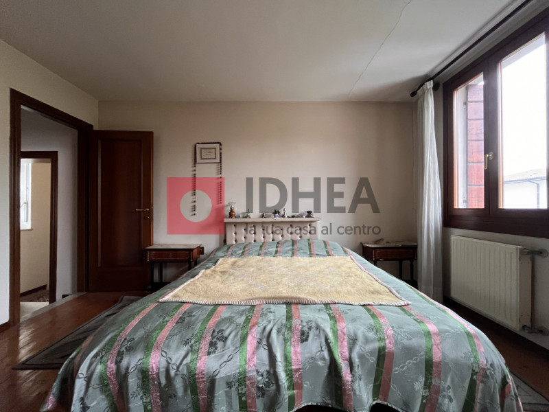 In posizione centralissima a Lanzago, nel comune di Silea, proponiamo in vendita una casa singola...