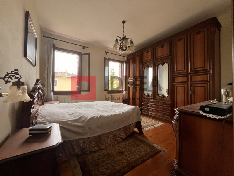 In posizione centralissima a Lanzago, nel comune di Silea, proponiamo in vendita una casa singola...