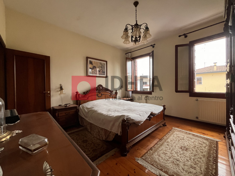 In posizione centralissima a Lanzago, nel comune di Silea, proponiamo in vendita una casa singola...