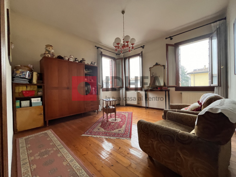 In posizione centralissima a Lanzago, nel comune di Silea, proponiamo in vendita una casa singola...