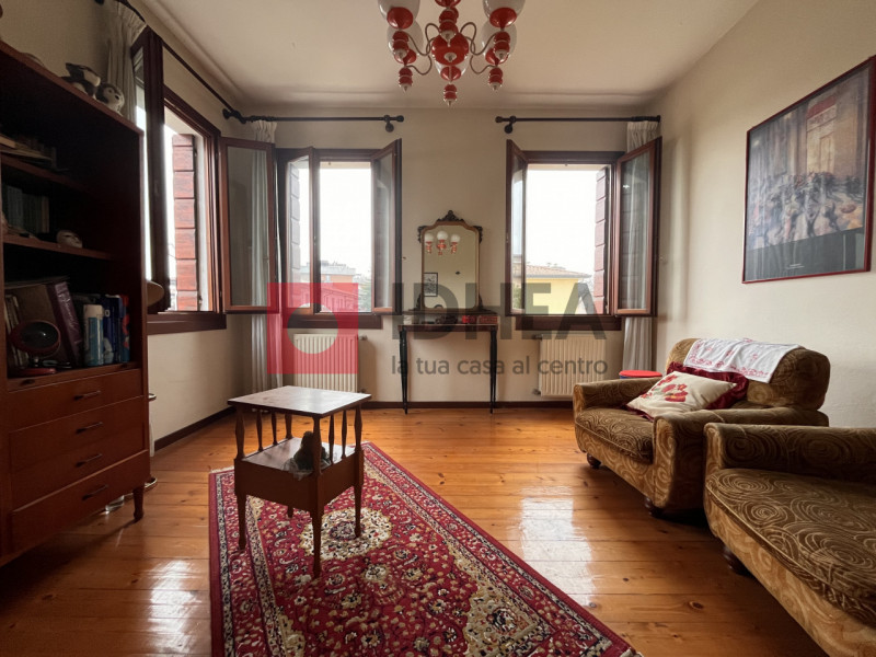 In posizione centralissima a Lanzago, nel comune di Silea, proponiamo in vendita una casa singola...