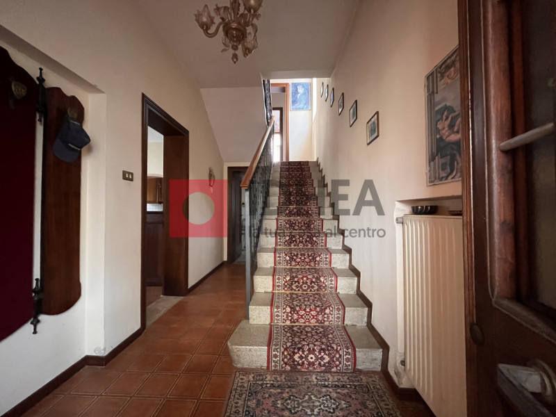 In posizione centralissima a Lanzago, nel comune di Silea, proponiamo in vendita una casa singola...