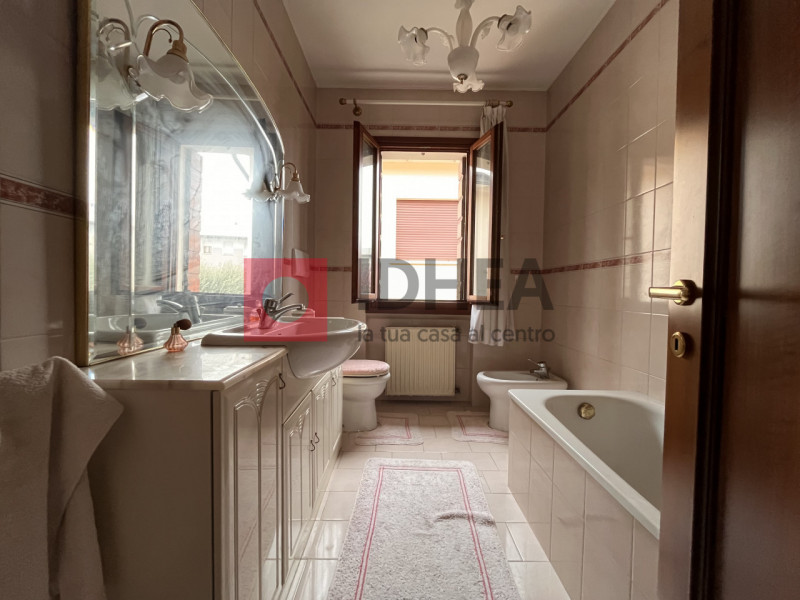 In posizione centralissima a Lanzago, nel comune di Silea, proponiamo in vendita una casa singola...