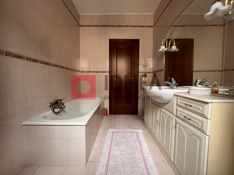 In posizione centralissima a Lanzago, nel comune di Silea, proponiamo in vendita una casa singola...