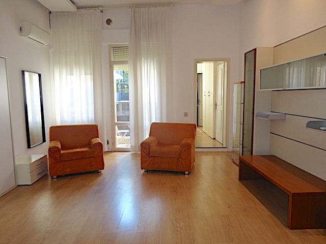 In un signorile palazzo nei pressi della Specola, a due passi dal centro storico, comodo per le t...