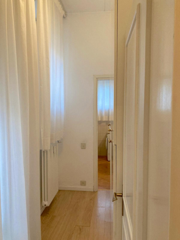 In un signorile palazzo nei pressi della Specola, a due passi dal centro storico, comodo per le t...