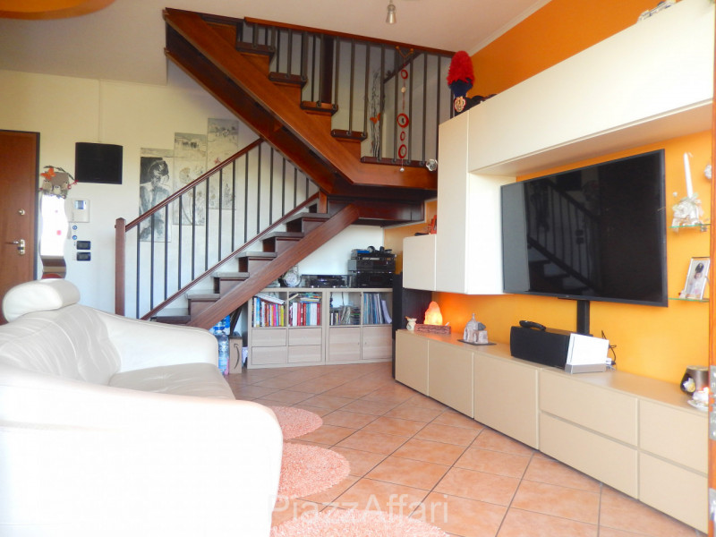 In quartiere residenziale vicino al centro, appartamento all'ultimo piano di una palazzina servit...