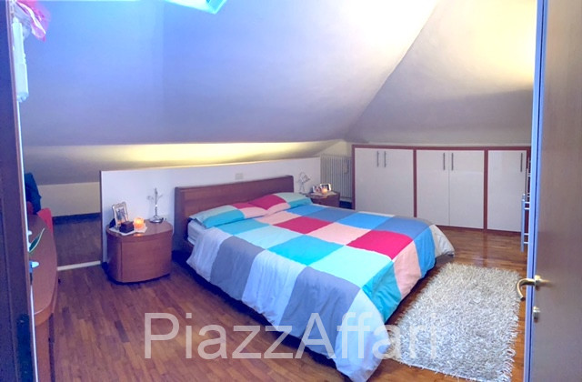 In quartiere residenziale vicino al centro, appartamento all'ultimo piano di una palazzina servit...