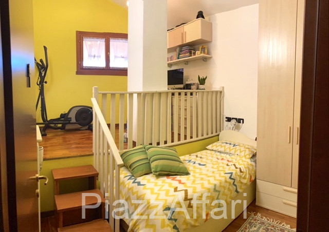 In quartiere residenziale vicino al centro, appartamento all'ultimo piano di una palazzina servit...