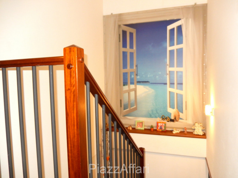 In quartiere residenziale vicino al centro, appartamento all'ultimo piano di una palazzina servit...