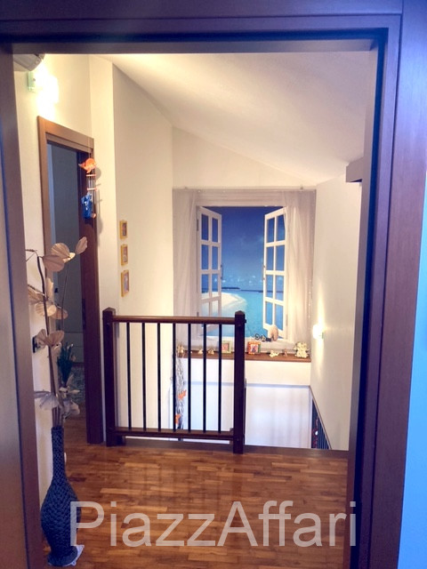 In quartiere residenziale vicino al centro, appartamento all'ultimo piano di una palazzina servit...