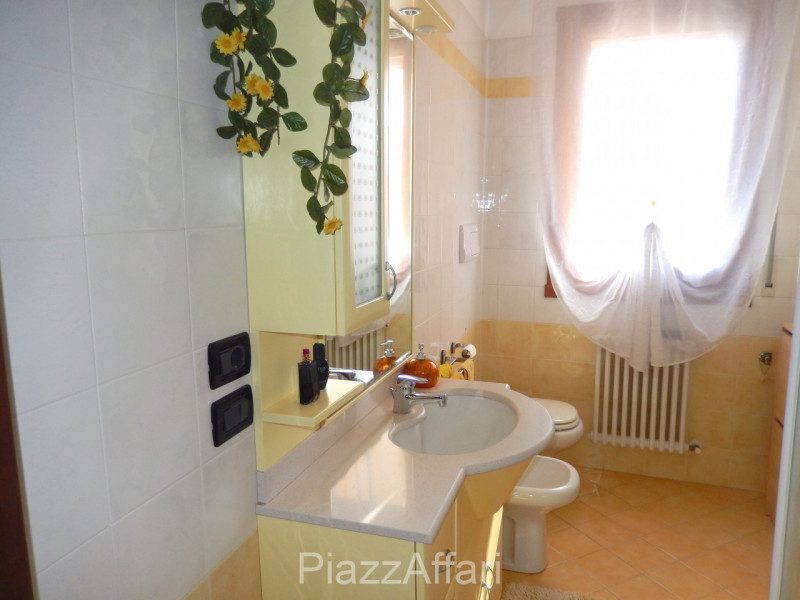 In quartiere residenziale vicino al centro, appartamento all'ultimo piano di una palazzina servit...