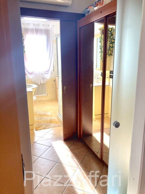 In quartiere residenziale vicino al centro, appartamento all'ultimo piano di una palazzina servit...